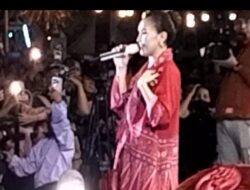 Lebaran Depok 2025 , Penyanyi Asal Depok,,Ayu Ting-ting  sangat Memukau dan Menggemparkan Warga Depok Hingga Membludak